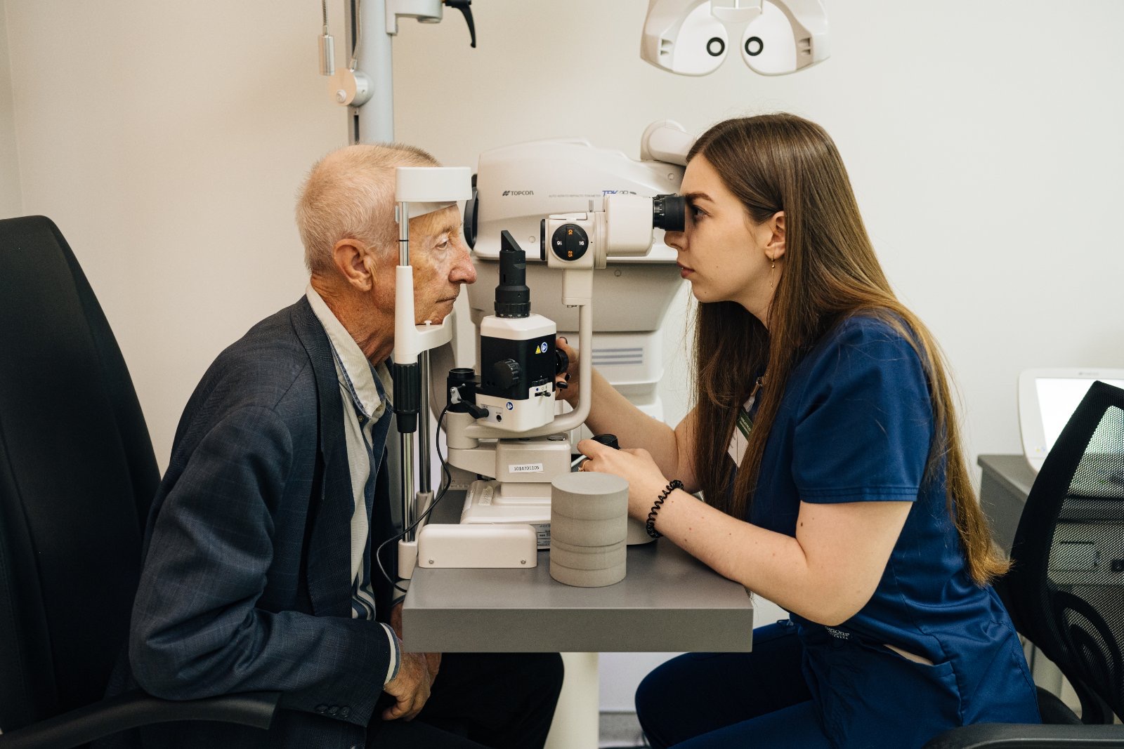 Офтальмолог Ірина Гетьман проводить діагностику зору