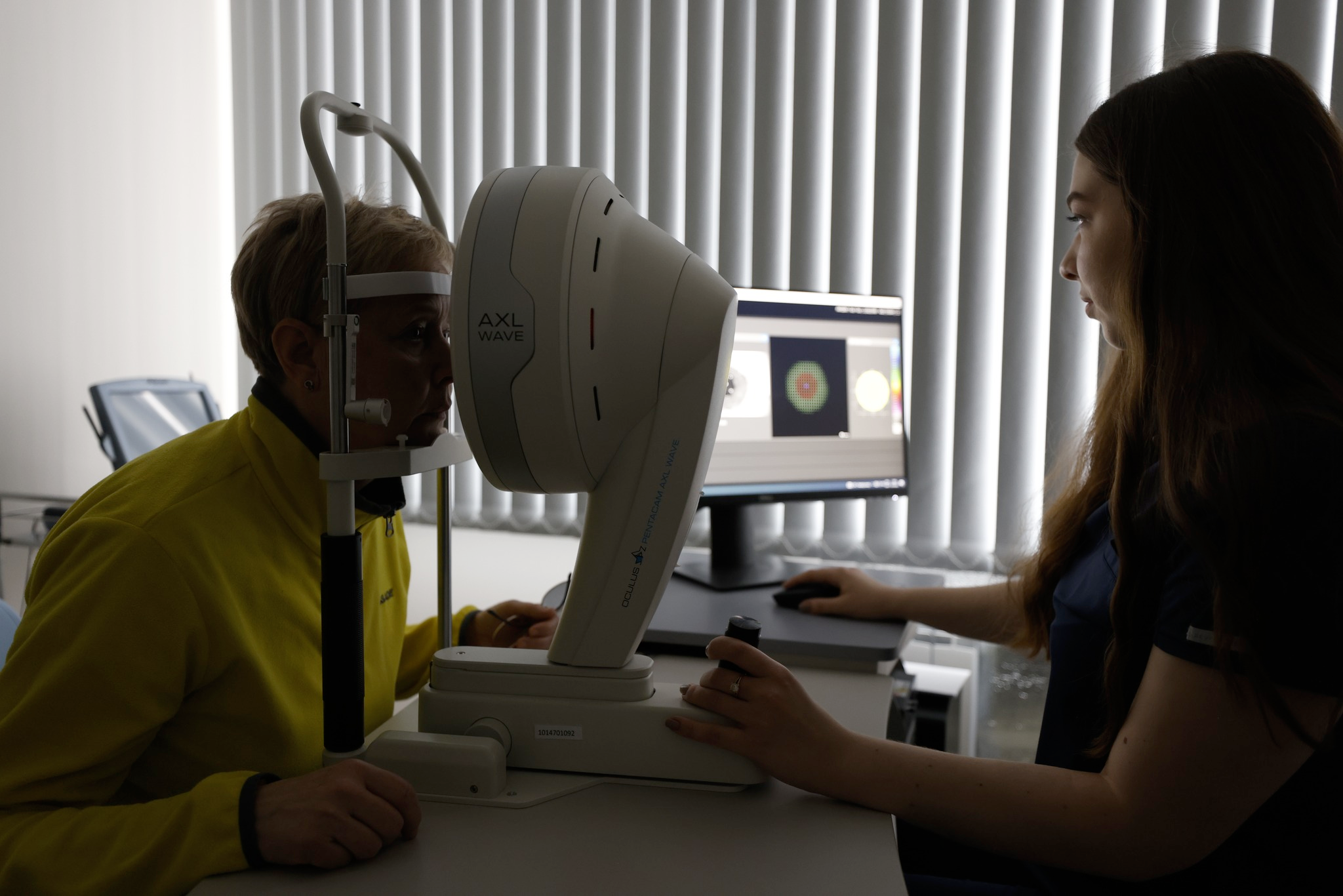 Лікар-офтальмолог під час прийому пацієнта