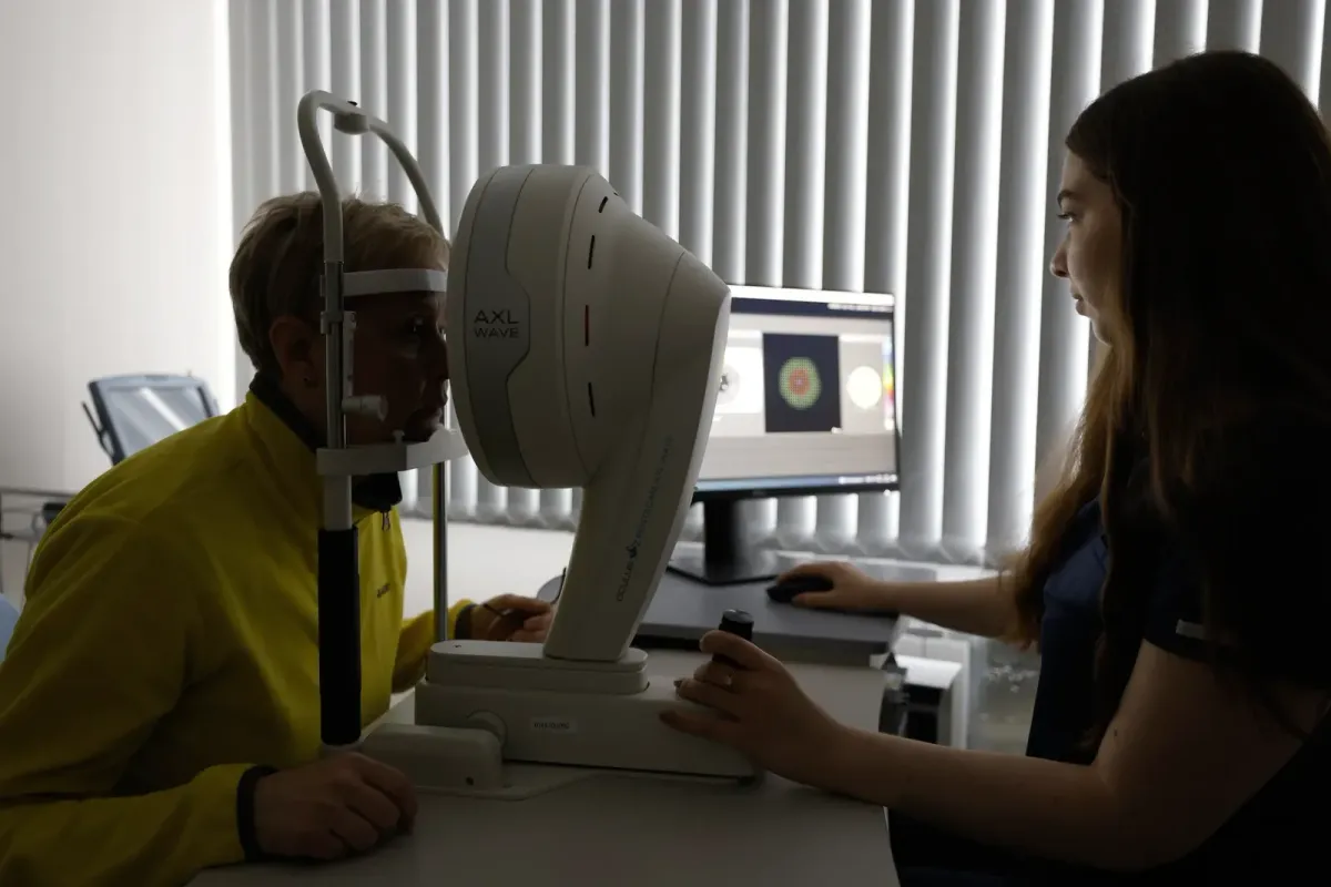 Лікар-офтальмолог під час прийому пацієнта у Києві